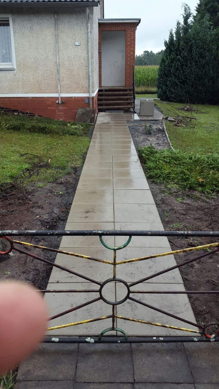 Gehwegplatten verlegt