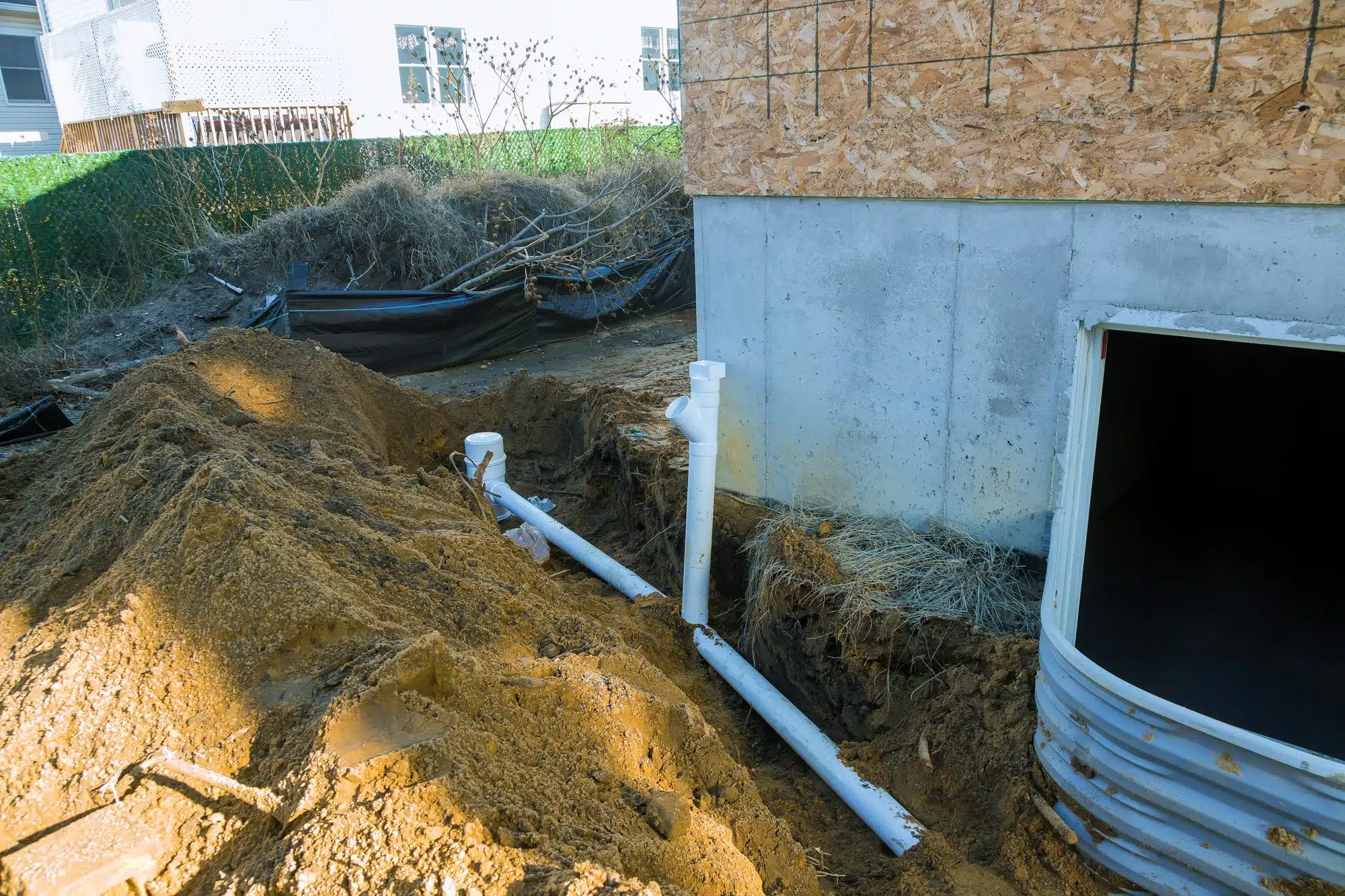 Kunststoffrohre und ein Regenrohr für einen Kanalanschluss des Hauses