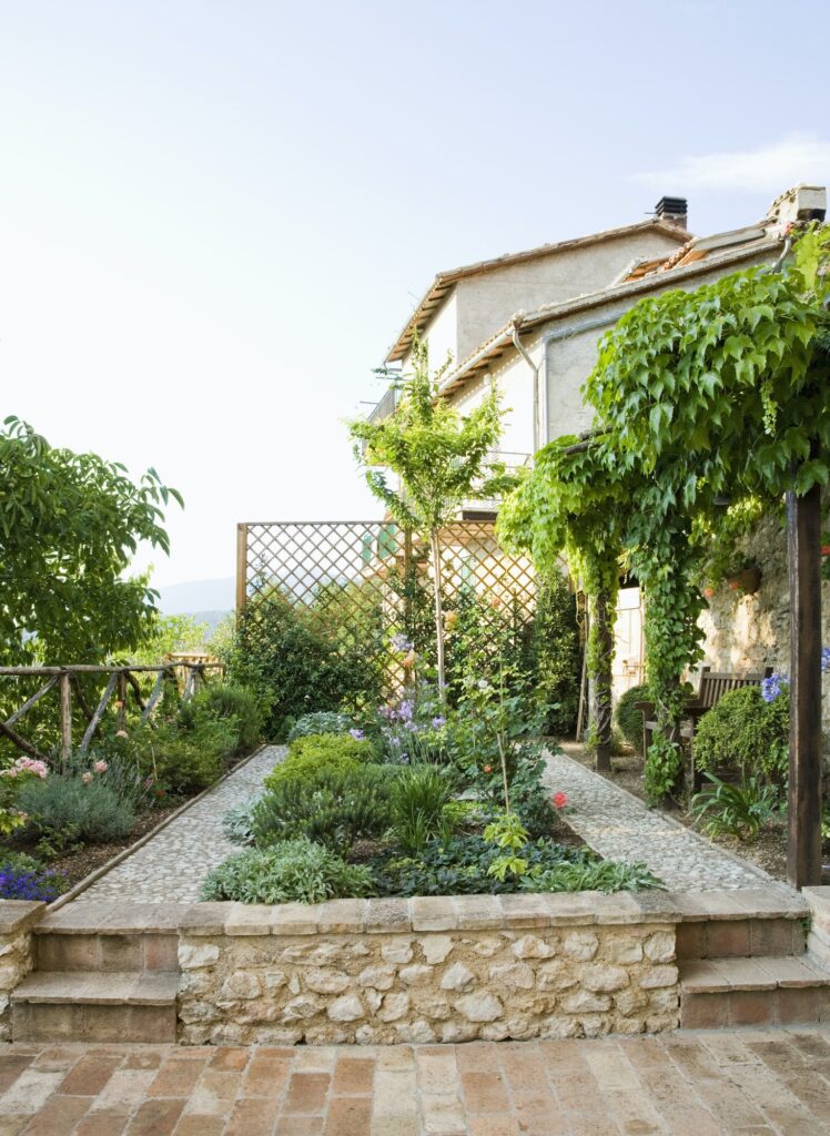 Gartenmauer bauen als Gartendesign Element
