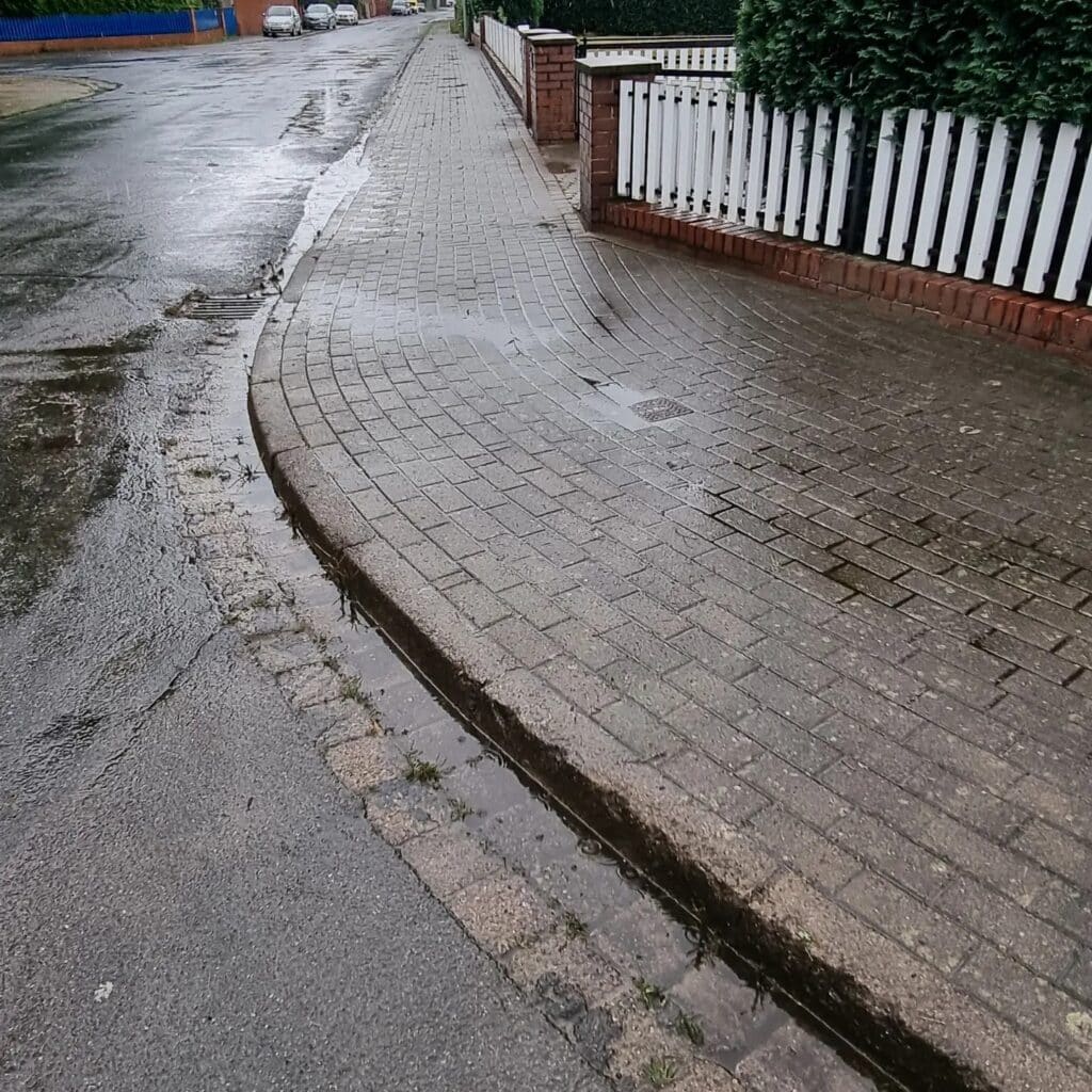 Professionelle Gehweg- und Pflasterreinigung nach dem Entfernen des Unkrauts auf dem Gehweg