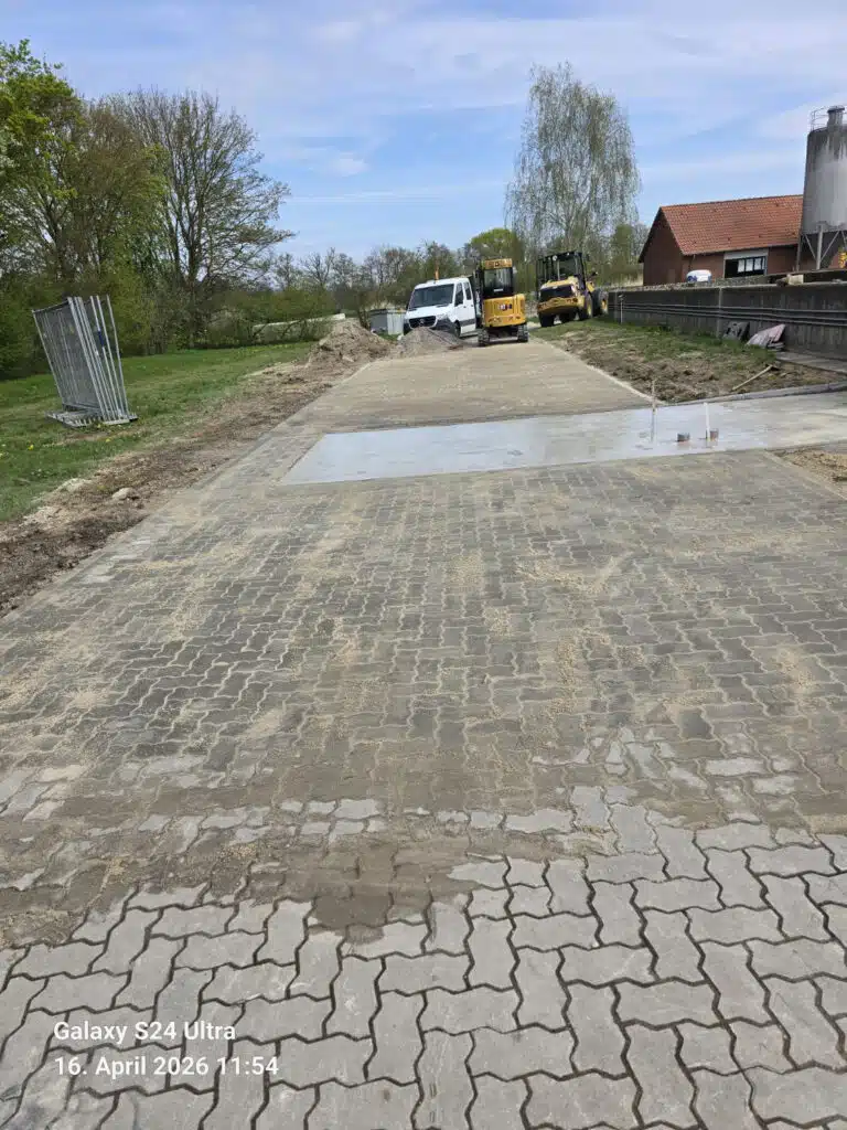 Pflasterarbeiten & Flächensanierung im Klärwerk Hänigsen Entwässerung, 3 WhatsApp Image 2026 04 16 at 11.54.52 Entwässerung,, Flächensanierung, Gefälle, Höhenausgleich, Klärwerk Hänigsen, Pflasterarbeiten, Projekt, Sub, Unterbau, Verbundpflaster