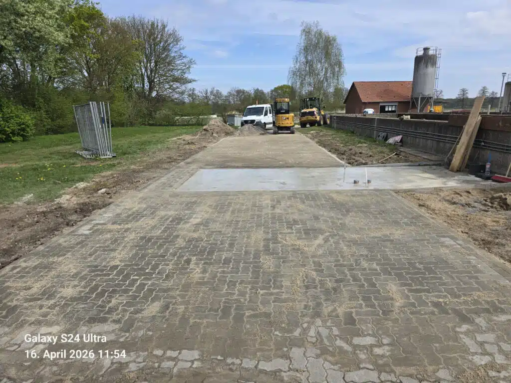 Pflasterarbeiten & Flächensanierung im Klärwerk Hänigsen Entwässerung, 4 WhatsApp Image 2026 04 16 at 11.54.53 1 Entwässerung,, Flächensanierung, Gefälle, Höhenausgleich, Klärwerk Hänigsen, Pflasterarbeiten, Projekt, Sub, Unterbau, Verbundpflaster