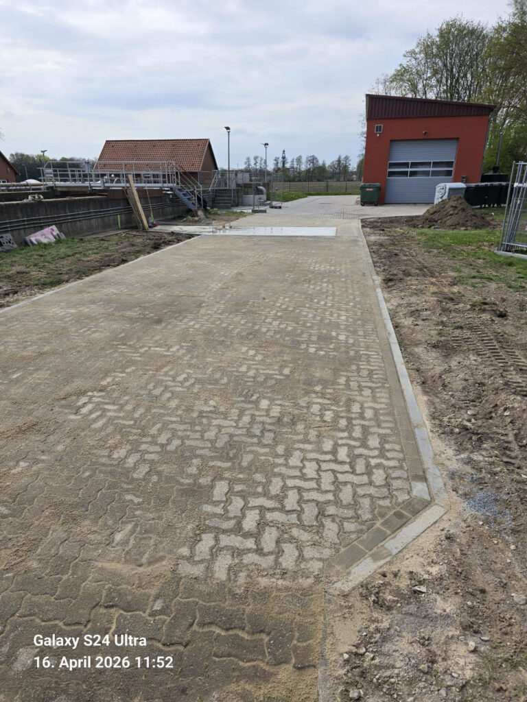 WhatsApp Image 2026 04 16 at 11.54.53 4 Entwässerung,, Flächensanierung, Gefälle, Höhenausgleich, Klärwerk Hänigsen, Pflasterarbeiten, Projekt, Sub, Unterbau, Verbundpflaster