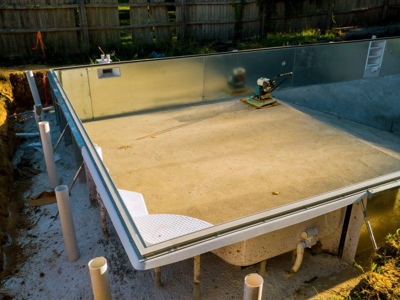 Swimmingpool Bauarbeiten für die Installation eines Schwimmbeckens.